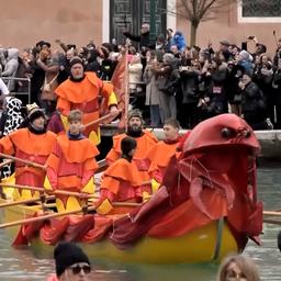 Video | Versierde boten varen door Venetië voor aftrap carnaval