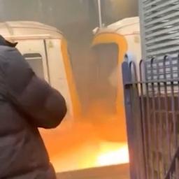 Video | Vonken slaan uit brandende trein in Engeland