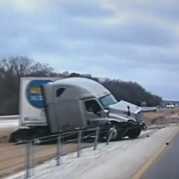 Video | Vrachtwagen in VS glijdt van weg en wordt opgevangen door hekwerk