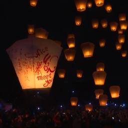 Video | Wensballonnen verlichten hemel tijdens Taiwanees lantaarnfeest
