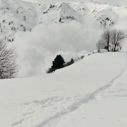 Video | Wintersporter filmt lawine die van berg af raast in Himalaya