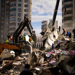 Liveblog | Zesduizend gebouwen verwoest door beving, Erdogan roept noodtoestand uit