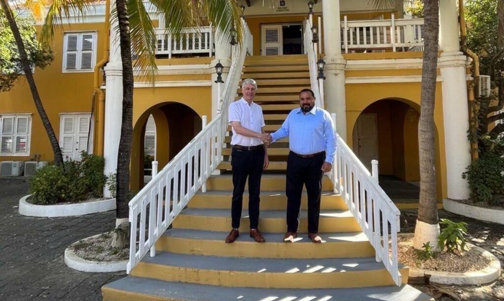 Gezaghebber neemt rapport integraal waterbeheer Bonaire in ontvangst, gedeputeerde vraagt Nederland om geld