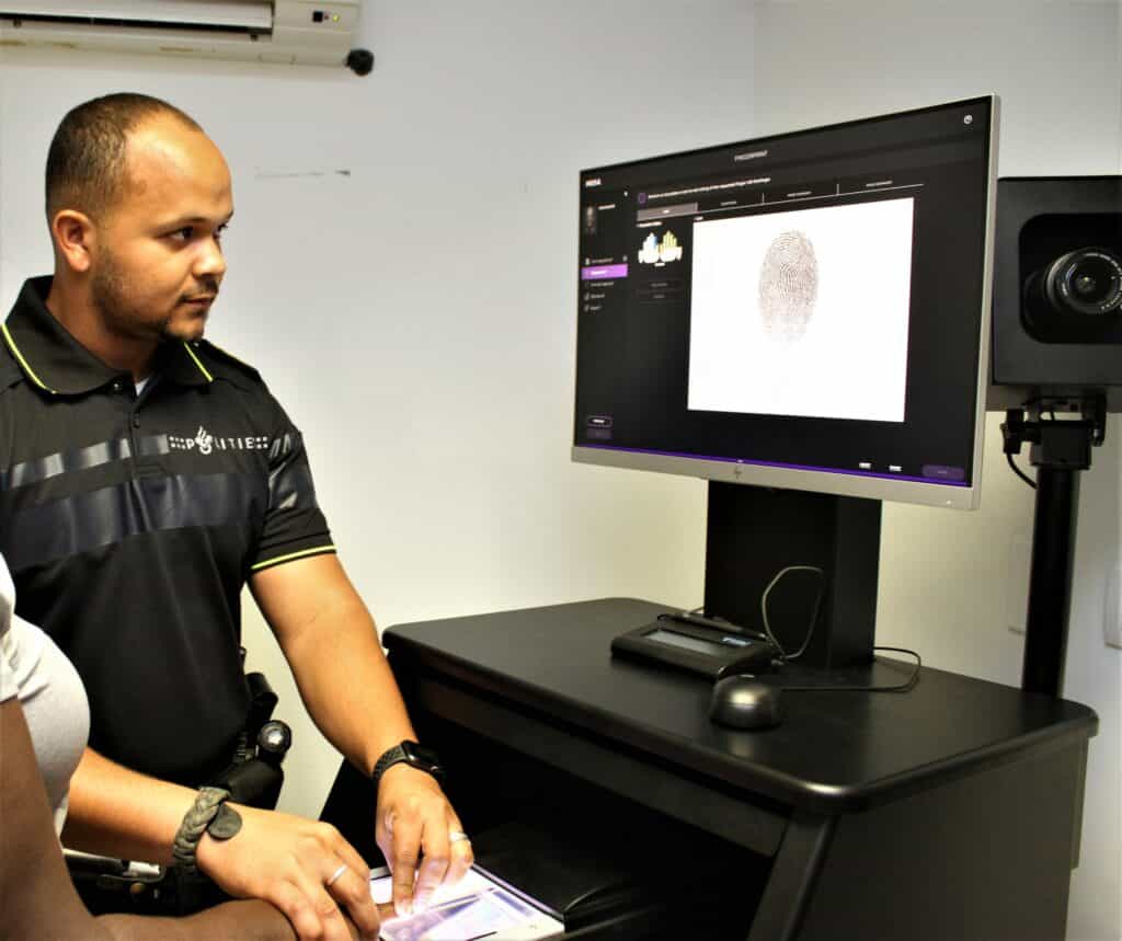 Het Korps Politie Caribisch Nederland neemt ID-Zuil in gebruik