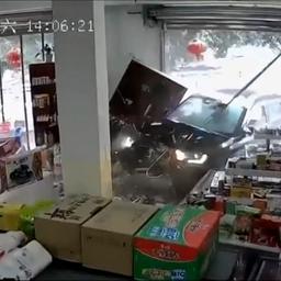 Video | Auto rijdt na botsing winkel binnen in China