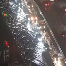 Video | Automobilisten ploeteren door water op Amerikaanse snelweg