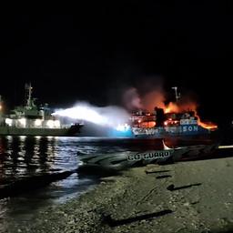 Video | Blusboot bestrijdt dodelijke brand op Filipijnse veerboot