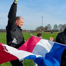 Video | Boeren draaien Nederlandse vlag weer om na succes BBB