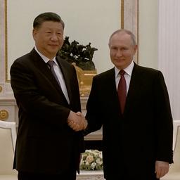 Video | Chinese president Xi en Poetin schudden elkaar de hand in Moskou