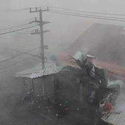 Video | Daken van huizen gerukt door tropische storm in Thailand