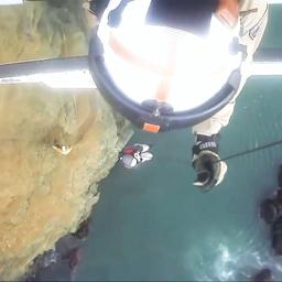 Video | Helikopter redt gestrande vissers van Amerikaanse klif