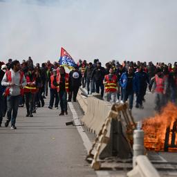 Honderden arrestaties in Frankrijk na rellen om doorgedrukte pensioenplannen