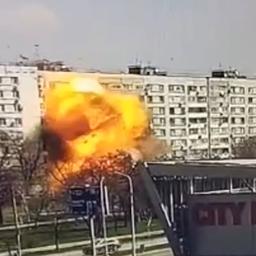 Video | Oekraïense flat vliegt in brand na Russische raketaanval