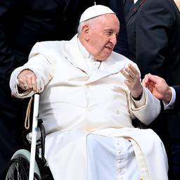 Paus herstelt goed van longontsteking en is weer aan het werk vanuit ziekenhuis
