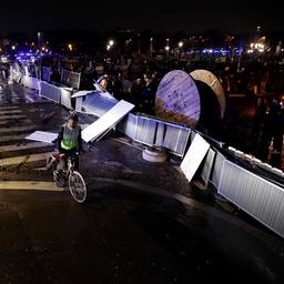 Politie in Parijs verbiedt demonstraties in buurt van parlement na onrust