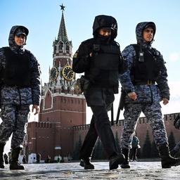 Politie Moskou valt binnen bij mensenrechtenorganisatie, voorzitter aangehouden