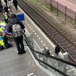 Reizigers hinderen hulpverleners op station Zaandam: ‘Mijn trein gaat zo’