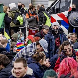 Ruim honderd arrestaties bij klimaatactie Extinction Rebellion op vliegveld Eindhoven
