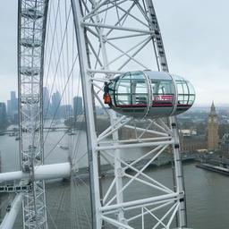 Video | Schoonmaker geeft London Eye op grote hoogte een opfrisbeurt
