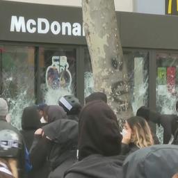 Video | Vandalen vernielen McDonald’s tijdens pensioenprotest in Parijs