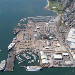 Vloeistoflek in Zuid-Engelse haven Poole Harbour door lek in pijpleiding