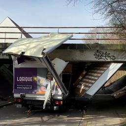 Video | Vrachtwagenchauffeur rijdt zich klem onder viaduct in Maastricht