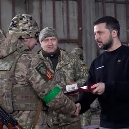Video | Zelensky bezoekt militairen aan de frontlinie bij Bakhmut