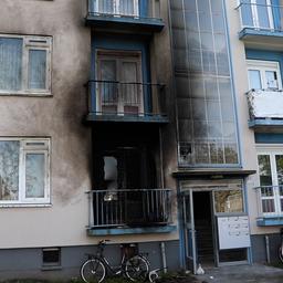 Video | Balkon van Haagse portiekflat zwartgeblakerd na explosie