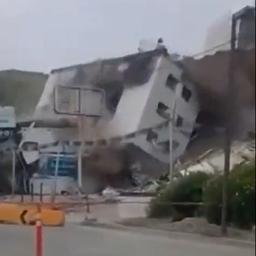 Video | Gebouw stort in door aardverschuiving op Mexicaanse weg