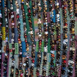 In beeld | Moslims vieren over de hele wereld het einde van de ramadan