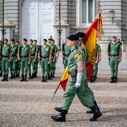 Ook heel kleine én grote Spanjaarden mogen voortaan in het Spaanse leger