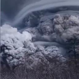 Video | Rus filmt reusachtige aswolk na vulkaanuitbarsting