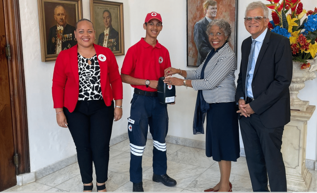 Rode Kruis brengt bezoek aan gouverneur
