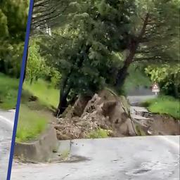 Video | Aardverschuiving verwoest bergweg in Noord-Italië