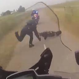 Video | Australische politie duwt man van e-step na achtervolging op snelweg