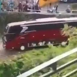 Video | Bus met 37 passagiers valt in een ravijn in Indonesië