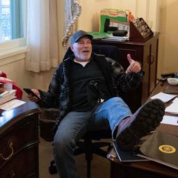 Capitool-bestormer die voet plantte op bureau Pelosi krijgt 4,5 jaar cel