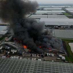 Video | Drone filmt grote brand in caravanstelling Bleiswijk