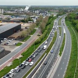 Video | Drone filmt lange files richting Designer Outlet in Roermond