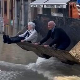 Video | Echtpaar op leeftijd met shovel geëvacueerd in Italië