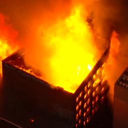 Video | Enorme vlammen slaan uit pand in centrum van Sydney