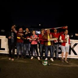 Video | Feyenoord-fans steken draak met koning: spandoek bij Paleis Soestdijk