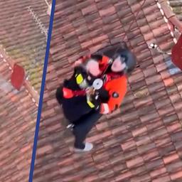 Video | Kustwacht redt ouder stel uit overstroomd huis in Italië