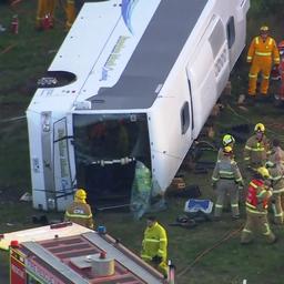 Video | Luchtbeelden tonen gekantelde schoolbus na ernstig ongeluk in Melbourne