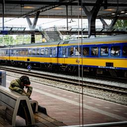 Minder treinen rond Rotterdam Centraal door kapotte bovenleiding