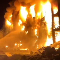 Video | Oekraïense brandweer bestrijdt grote brand na Russische raketaanval