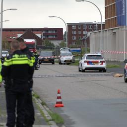 Politie schiet automobilist neer nadat die was ingereden op agenten in Den Hoorn