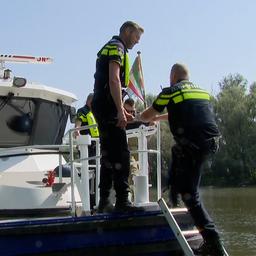 Video | Politie zet boot en helikopter in bij zoektocht naar vermiste opvarenden in Limburg