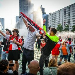 In beeld | Rotterdam viert landstitel Feyenoord, Coolsingel en Hofplein vol