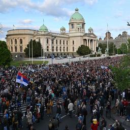 Tienduizenden Serviërs de straat op uit protest tegen recente schietpartijen